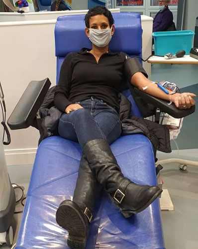 naga-munchetty-donating-blood