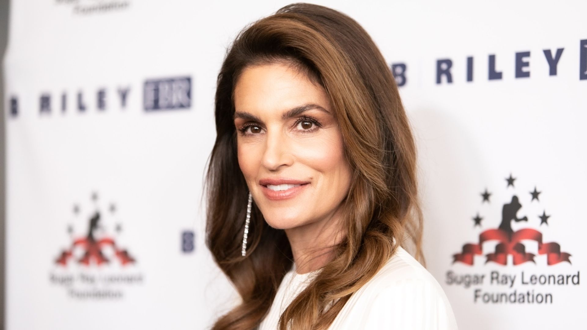 Cindy Crawford displays supermodel figure in home video and fans all notice one thing