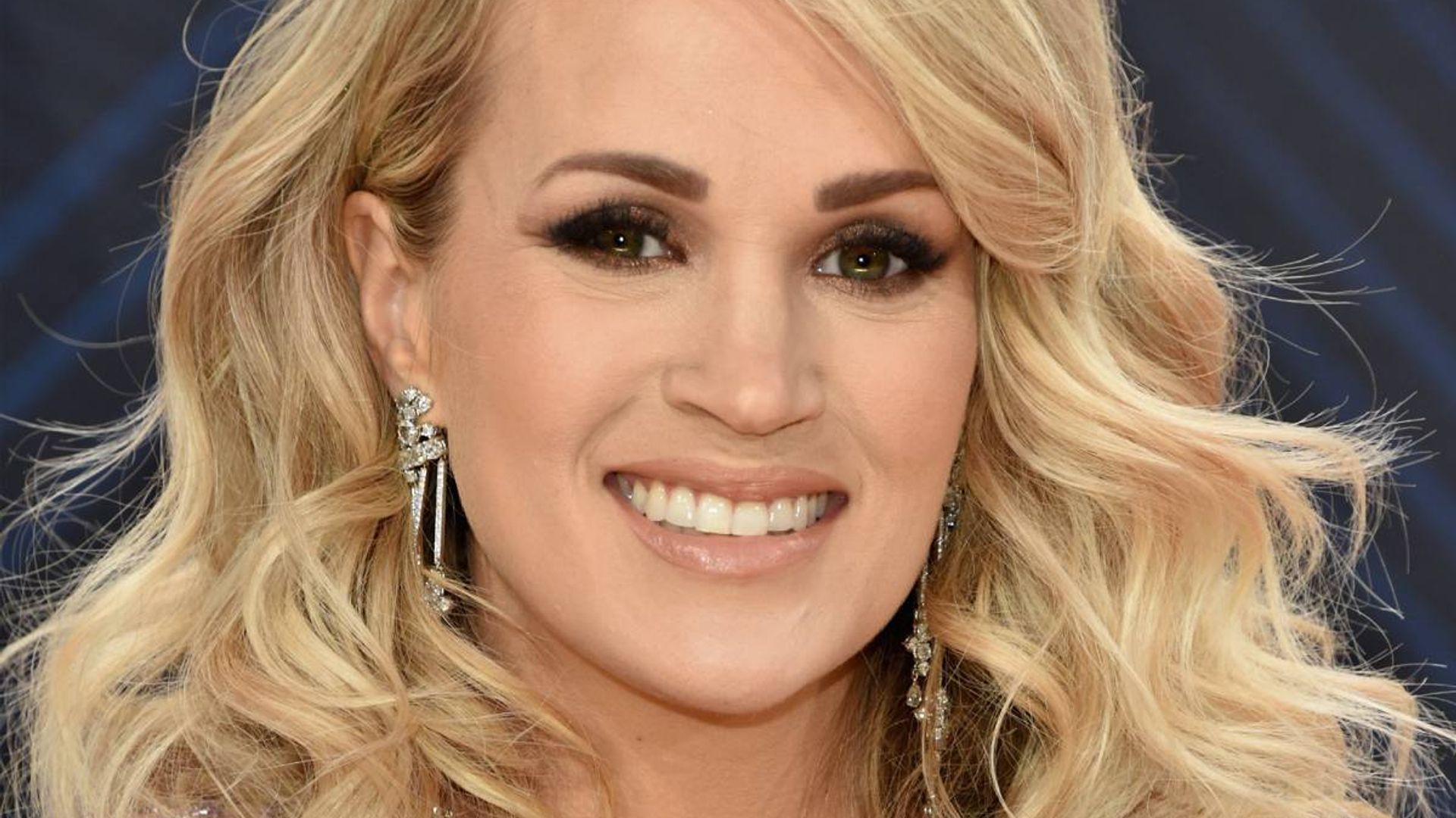 carrie-underwood-stuns-tiny-crop-top-new-photo