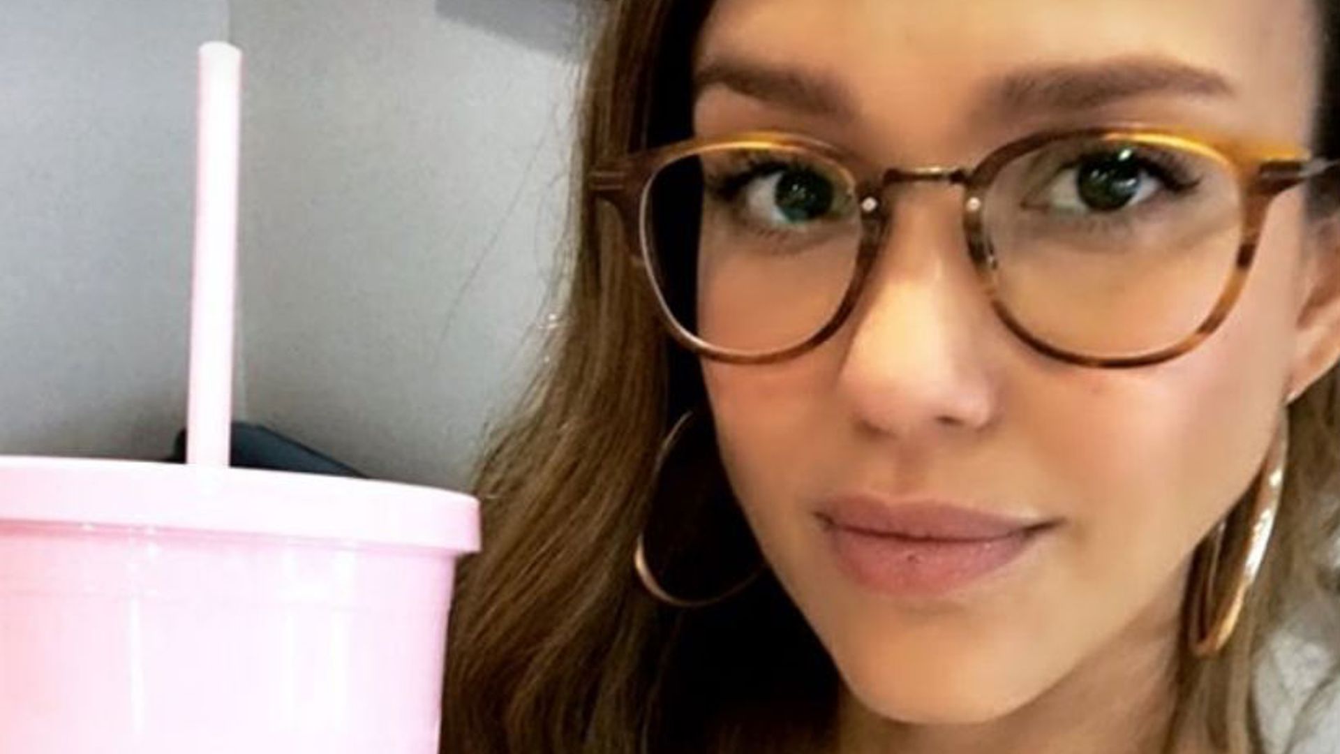 Pregnant Jessica Alba embraces her natural beauty in new selfie