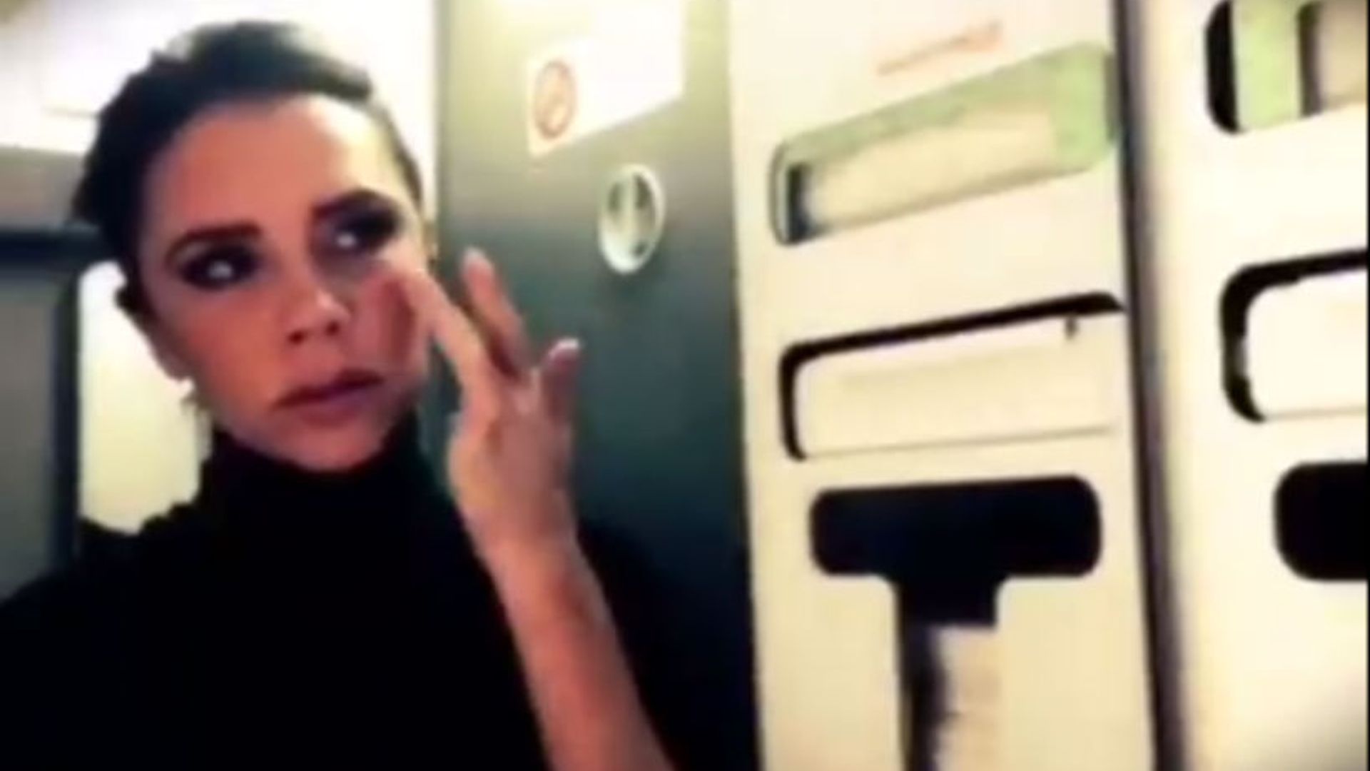 Victoria Beckham gives fans a make-up lesson on the airplane