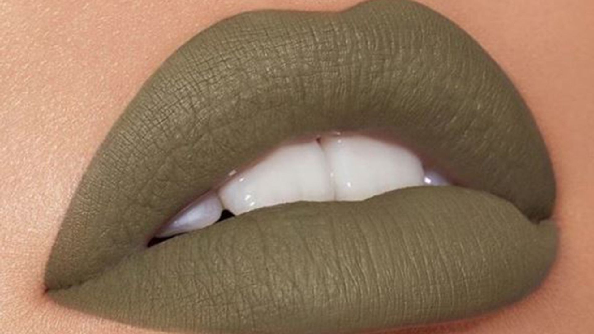 kylie-jenner-green-lipstick-on