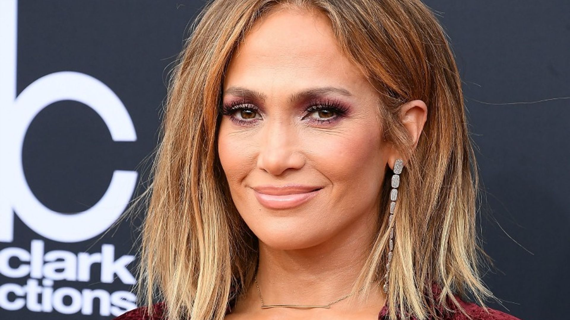 Jennifer Lopez just tore up a $100 bill for a manicure. Yes, really.