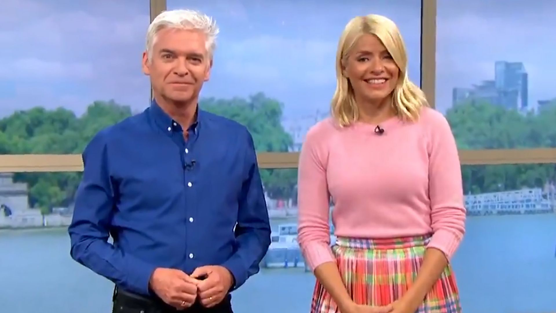 holly willoughby shows off new tan