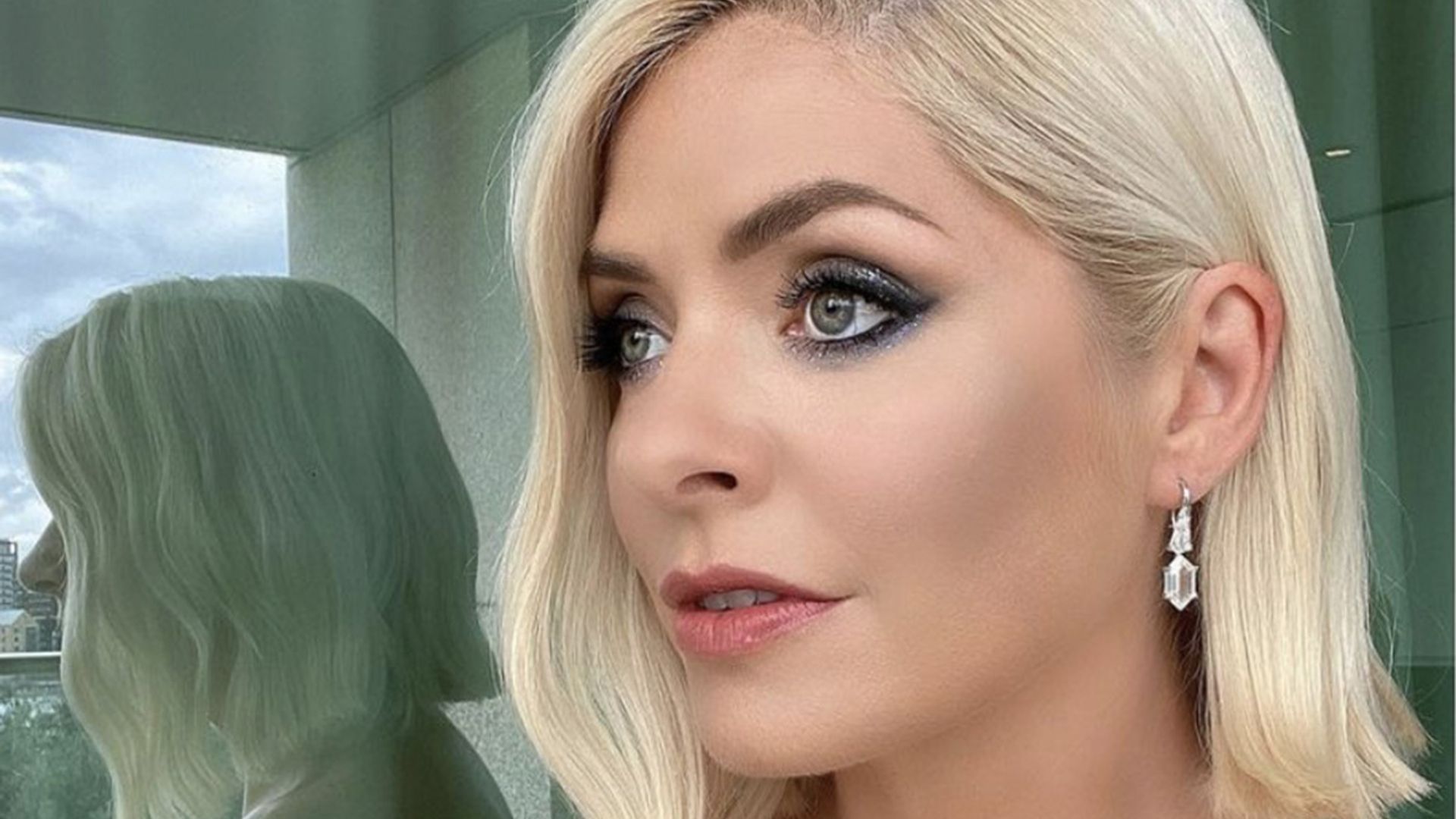 Holly Willoughby's £4 mascara revealed - and you should see her lashes