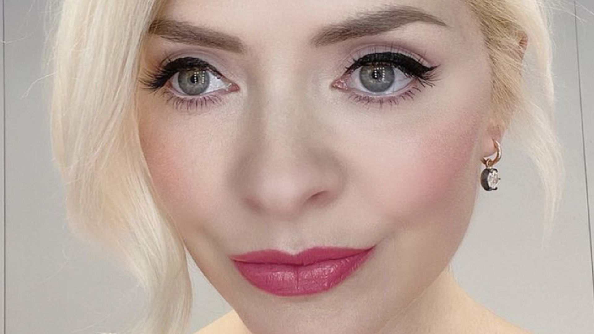holly-willoughby-makeup