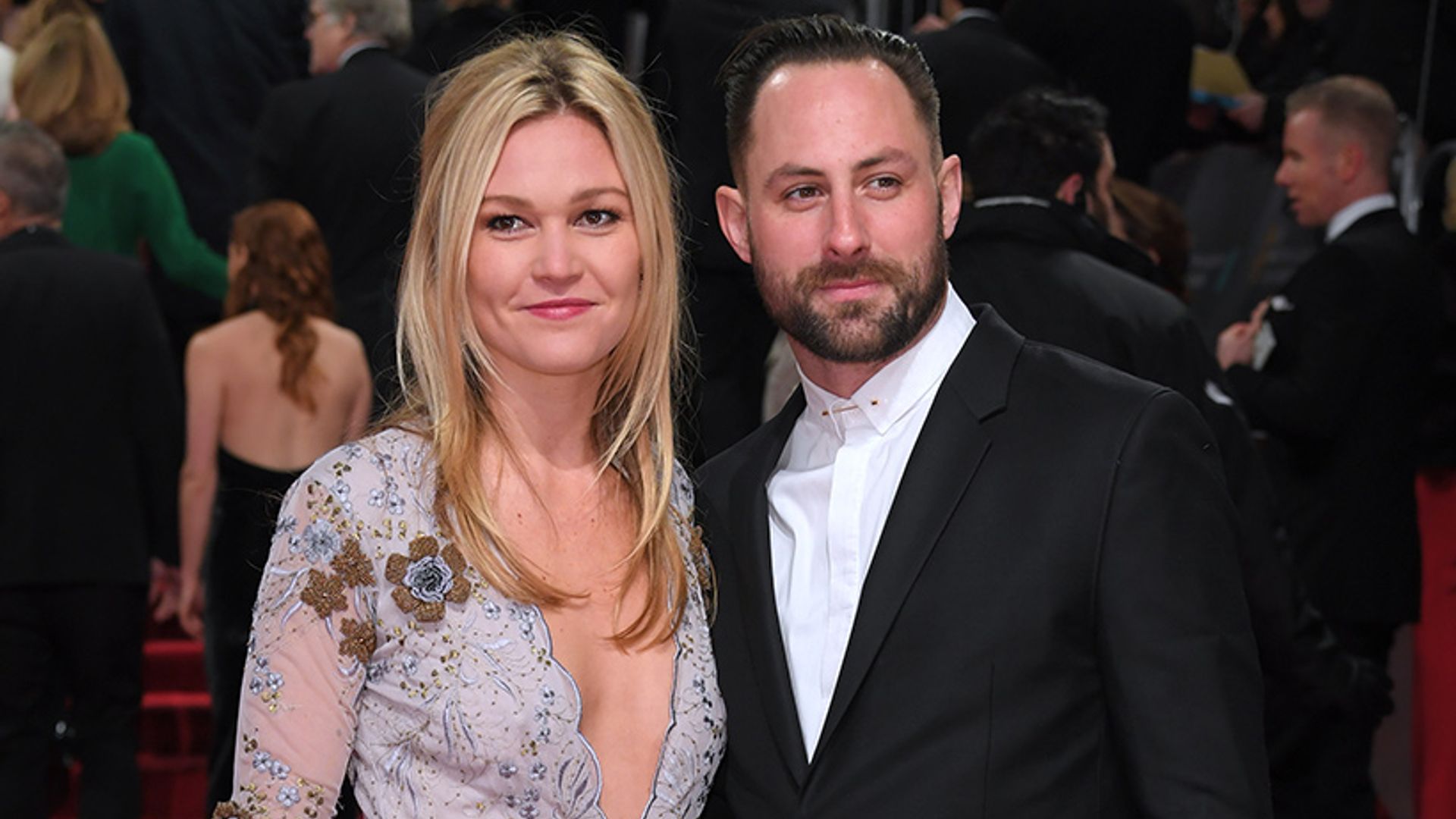 Julia Stiles pregnant with her first baby!
