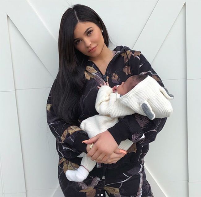 kylie-jenner-first-photo-stormi