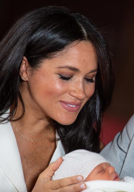 meghan-markle-looks-at-archie