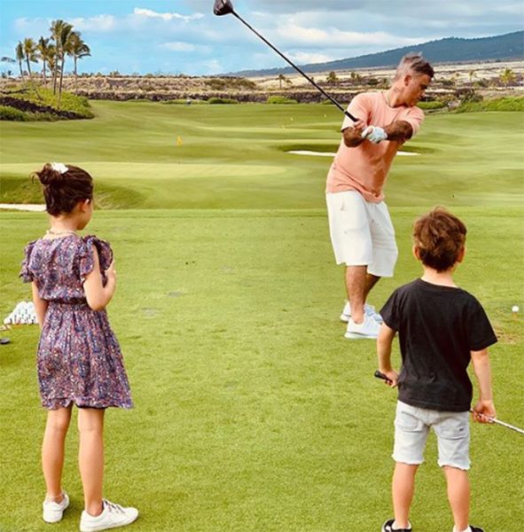 robbie-williams-and-children-playing-golf