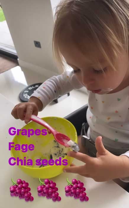 gemma-atkinson-daughter-eating