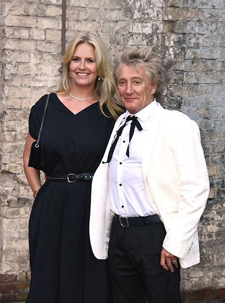penny-lancaster-and-rod-stewart-posing