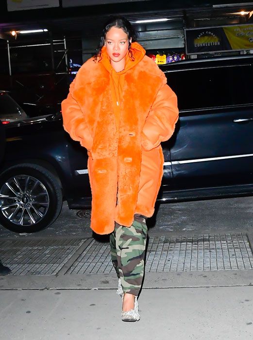 rihanna-pregnant-orange-coat