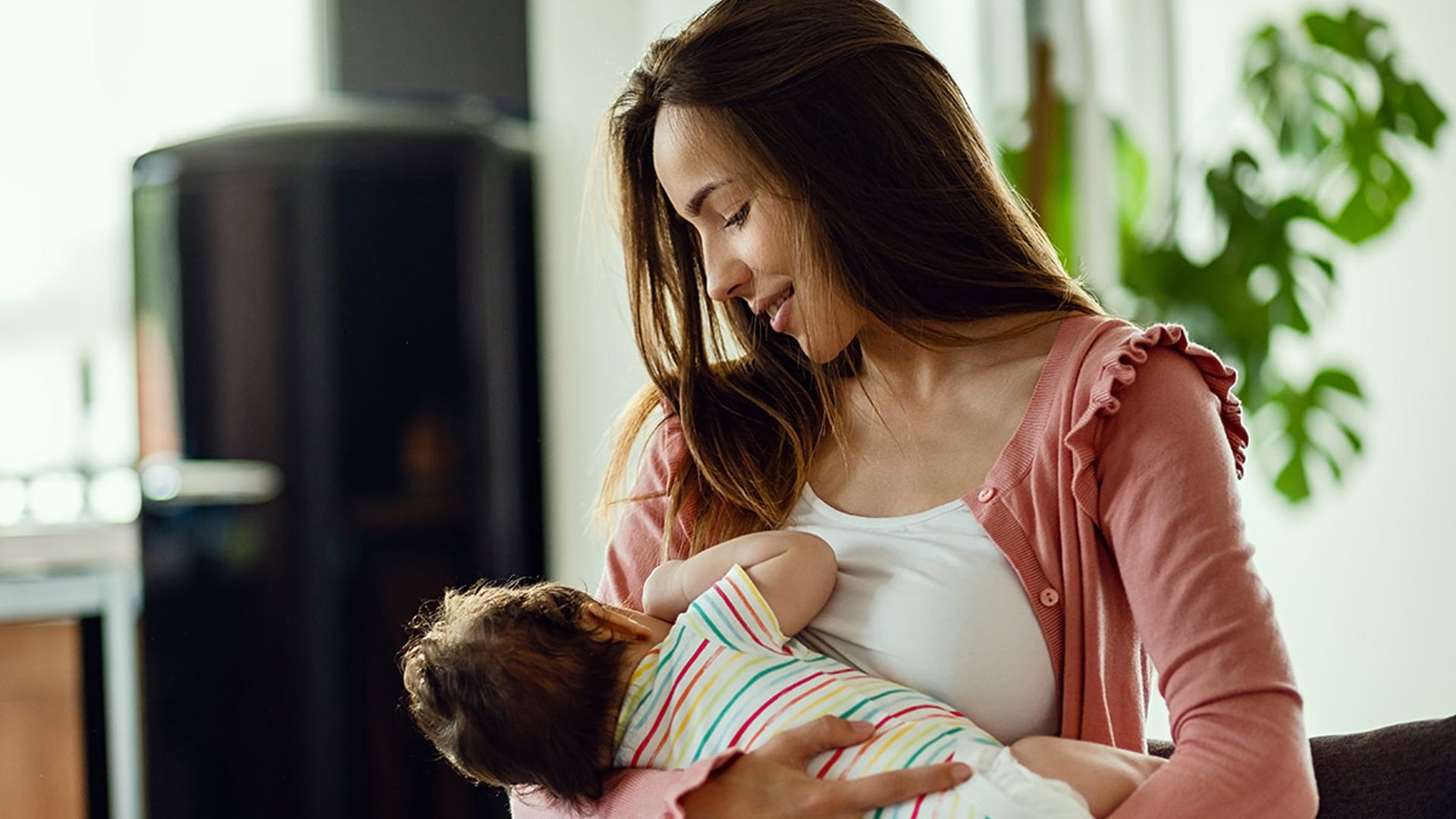 7 helpful breastfeeding tips for mums from an infant feeding expert