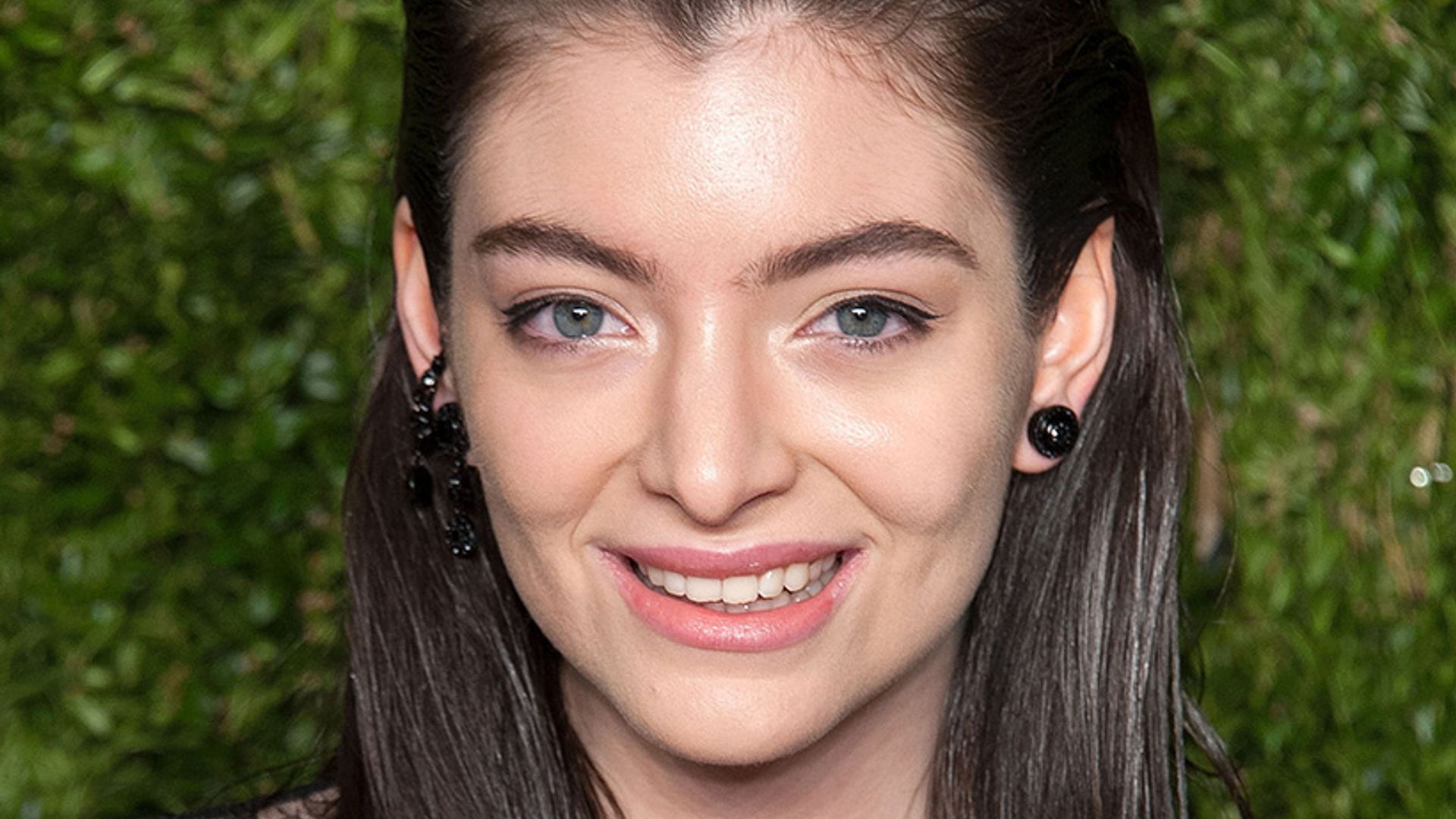 Lorde talks suffering from acne for 'years and years' 