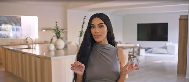 Kim-Kardashian-family-room