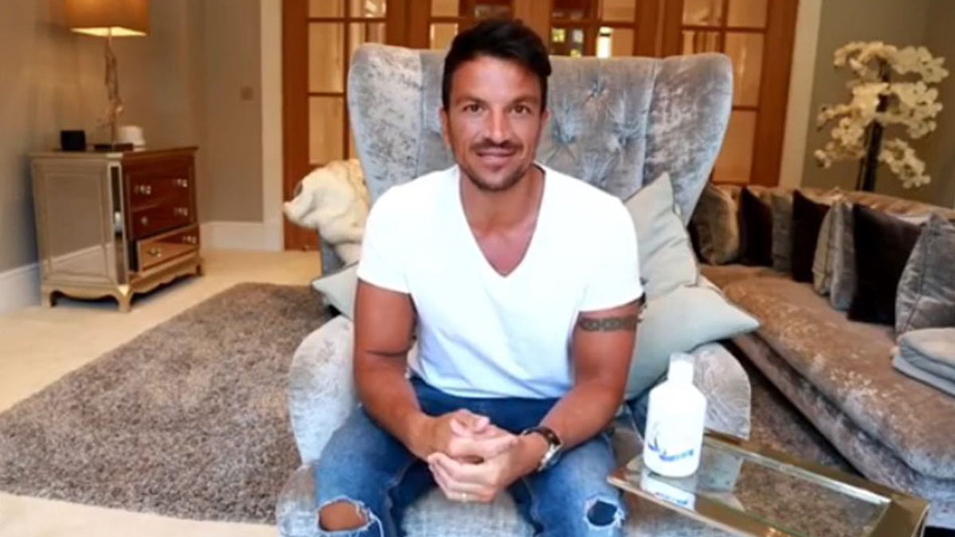 Peter Andre unveils gorgeous living room inside Surrey home