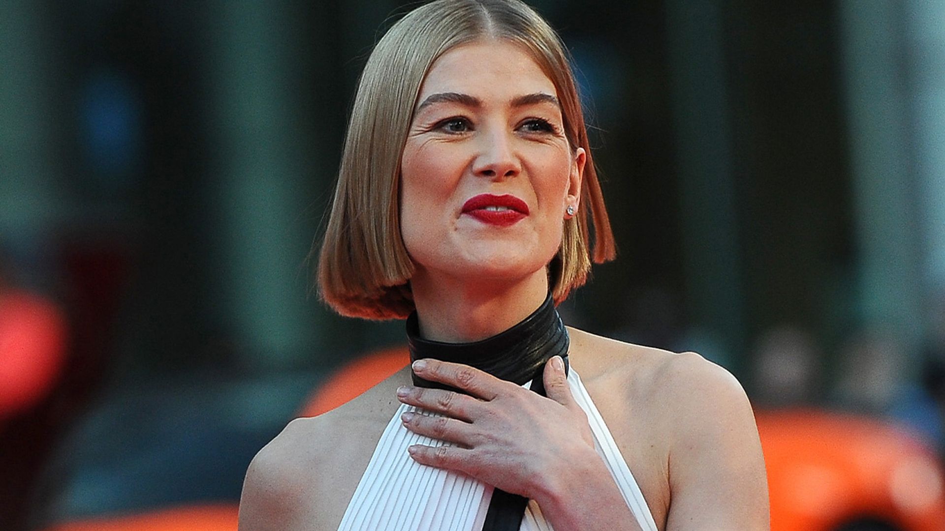 Rosamund Pike's shock home confession leaves fans in hysterics