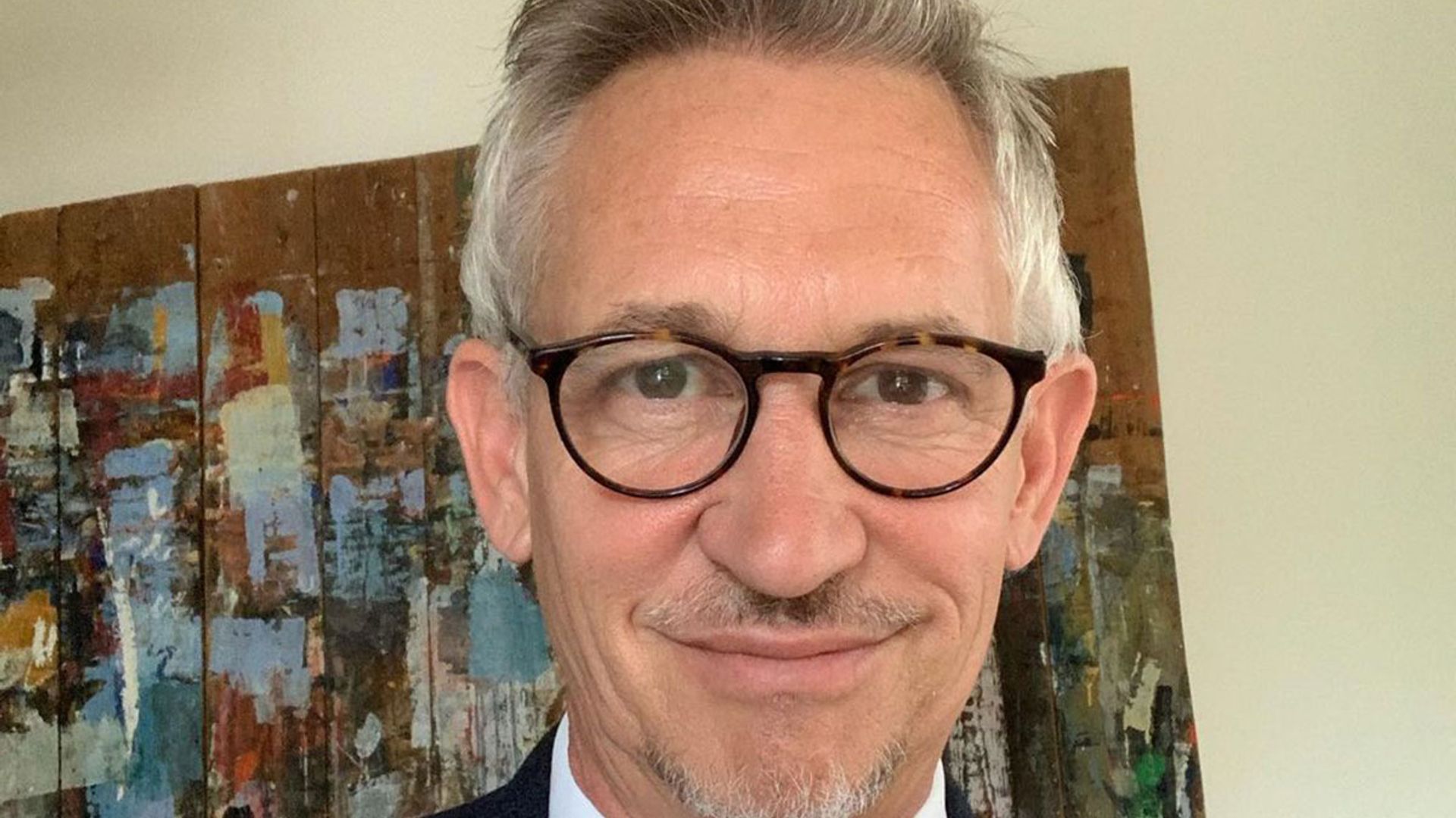 Gary Lineker shows off stylish kitchen as he cooks a delicious rack of lamb