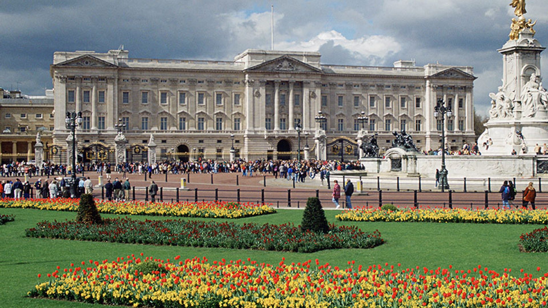 The Queen is looking for a royal dishwasher at Buckingham Palace