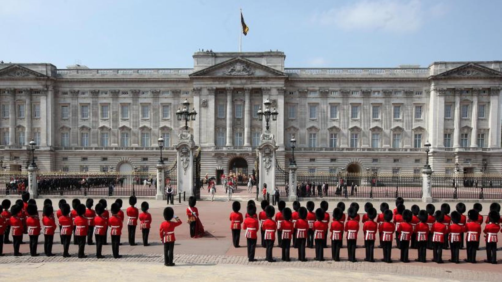 Charges dropped against woman arrested outside Buckingham Palace