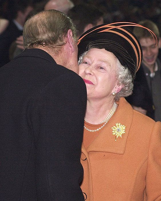 the-queen-prince-philip-kiss