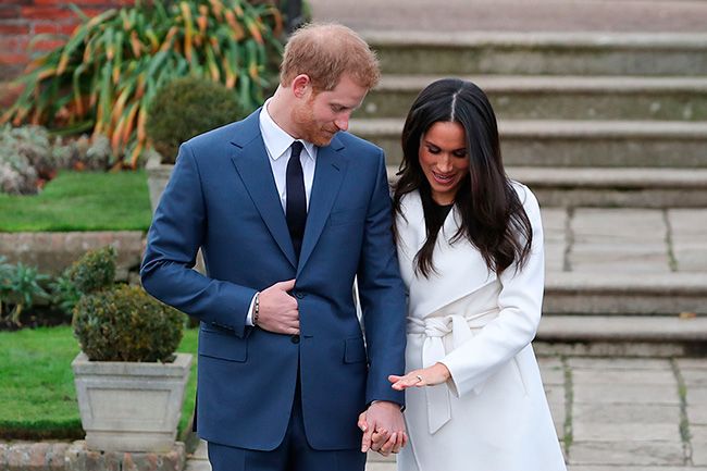 meghan-markle-looking-engagement-ring