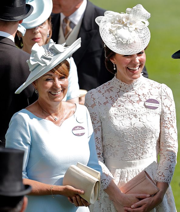 carole-middleton-and-daughter-kate-at-ascot
