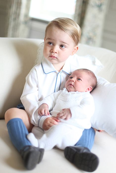 prince-george-holding-princess-charlotte-baby