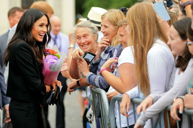 meghan-markle-with-fans-ireland