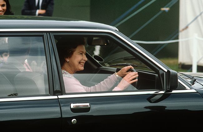 the-queen-driving-without-seatbelt