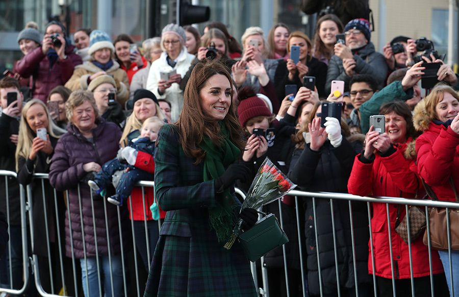 kate-middleton-dundee-crowds-a.jpg