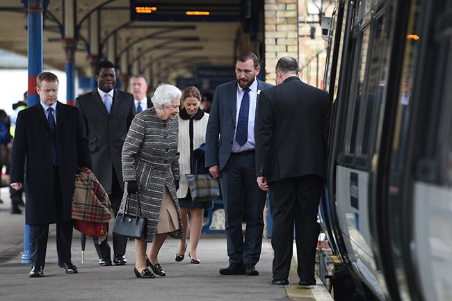 the queen returns to london after christmas break