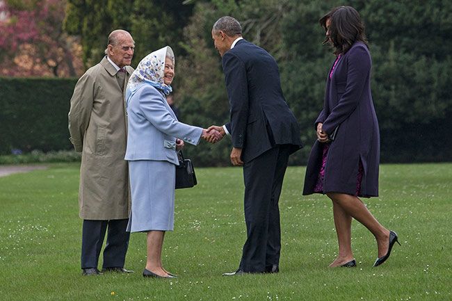 queen-and-barack-obama-shaking-hands