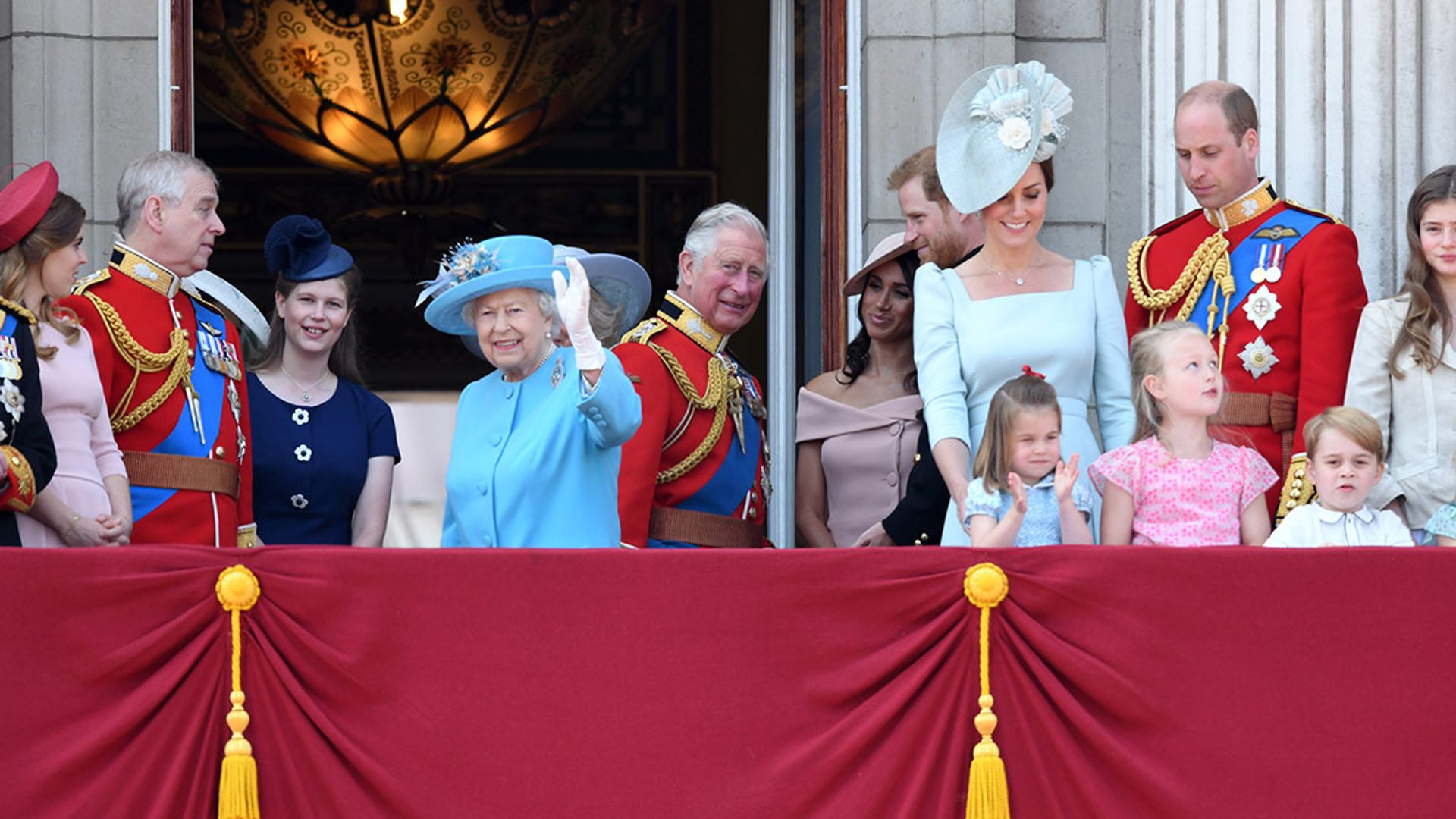 the queen and royal family on balcony