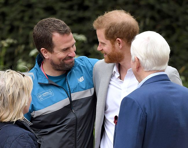 prince-harry-at-london-marathon-with-peter-phillips2