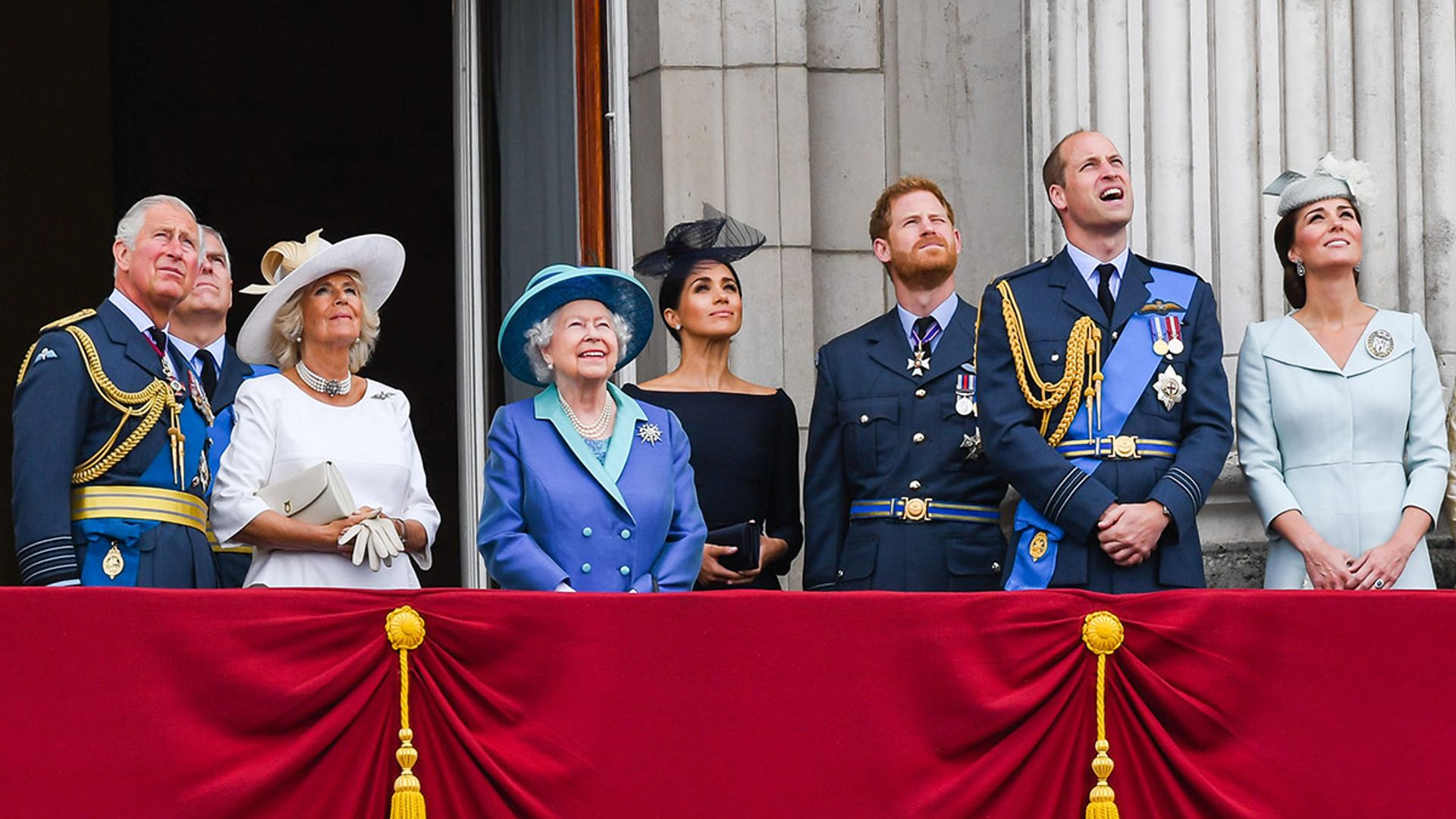 royal-family-looking-up-on-balcony