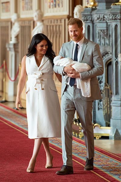 prince-harry-and-meghan-walking-with-archie
