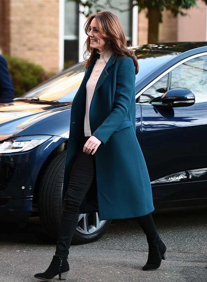 Kate Middleton surprises children on the school run in London – live ...