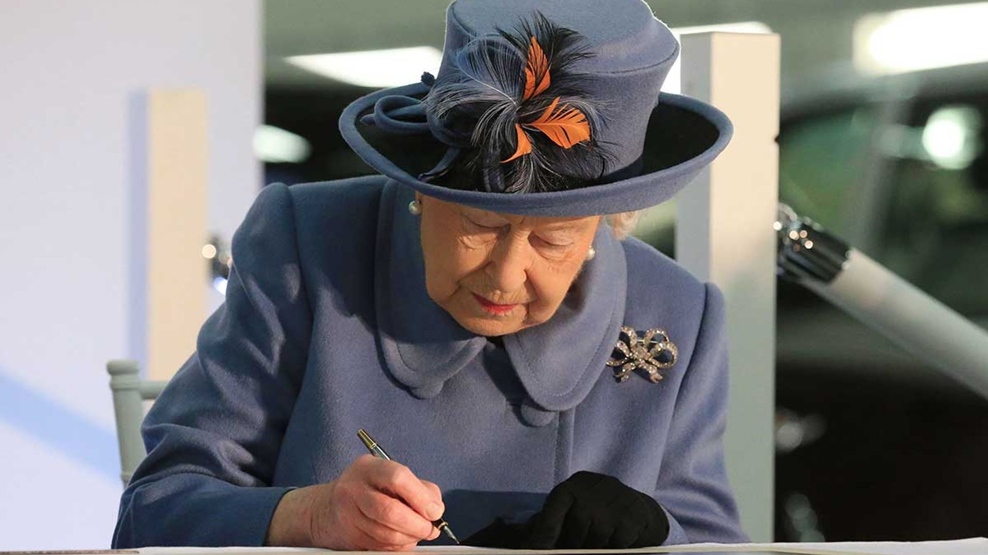 queen-writing