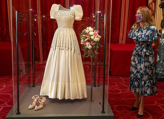 princess-beatrice-wedding-dress-display