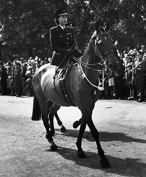 queen-horse-riding-1947