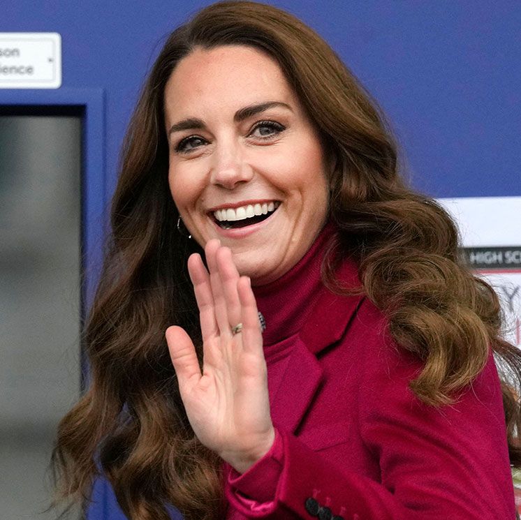 Kate Middleton joins science lesson at North London school - best photos