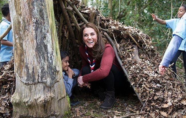 kate-middleton-with-scouts