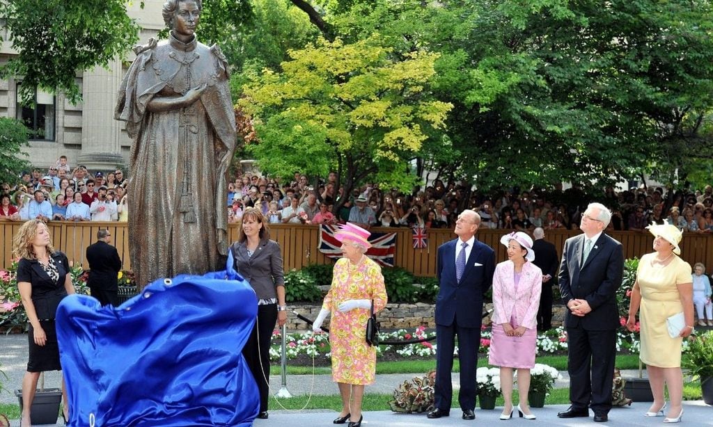 The Queen unveiling her statue in Winnipeg