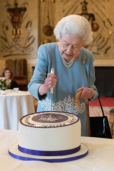 queen-cuts-jubilee-cake