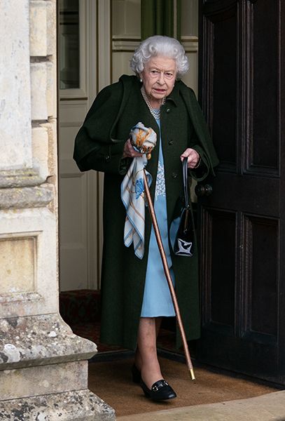 the-queen-using-walking-stick
