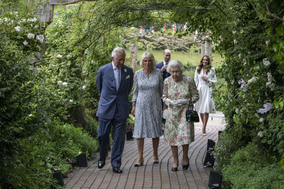 charles-with-queen-elizabeth-camilla-william-and-kate