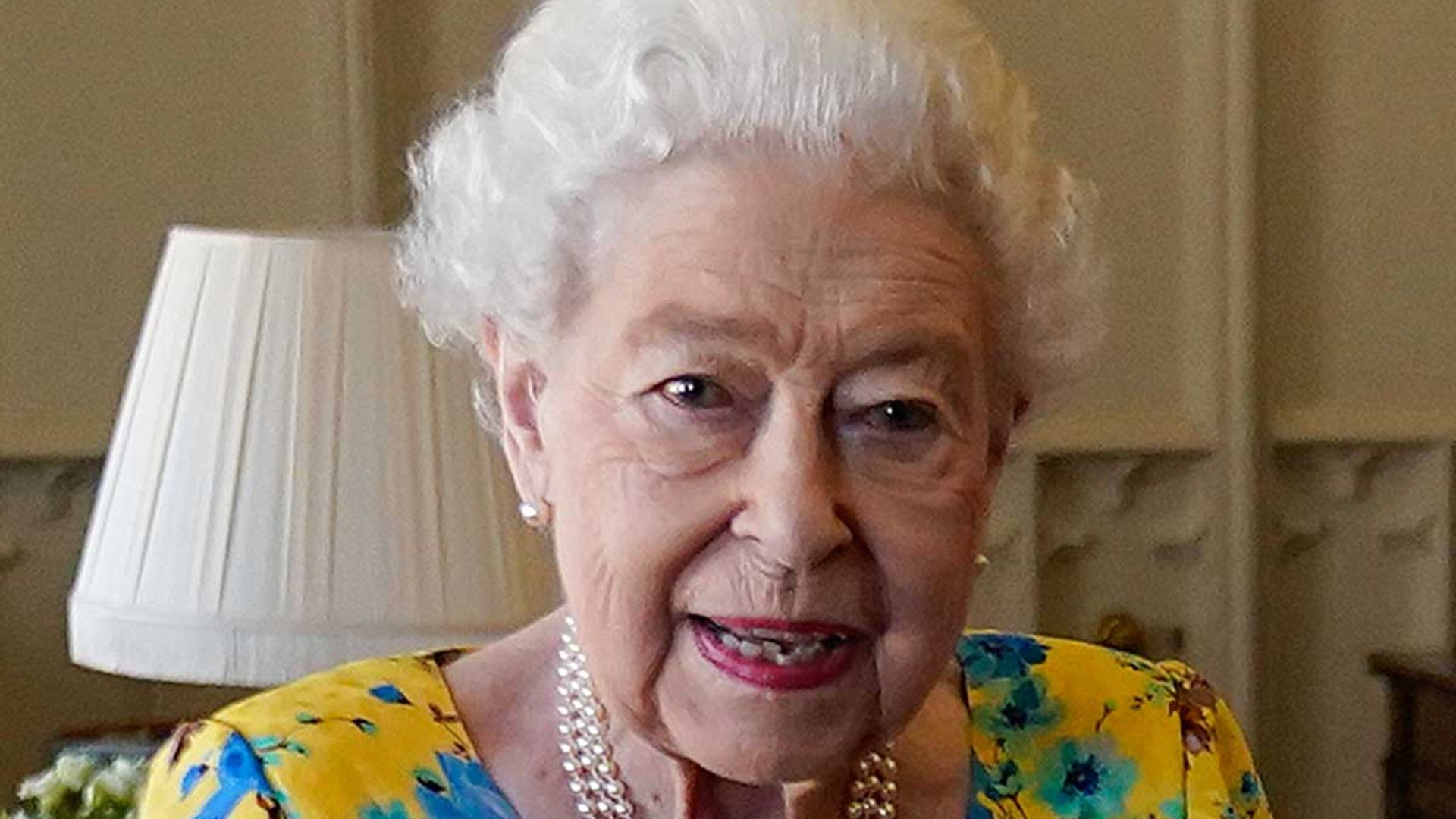 The Queen wears perfect summer dress for private audience at home