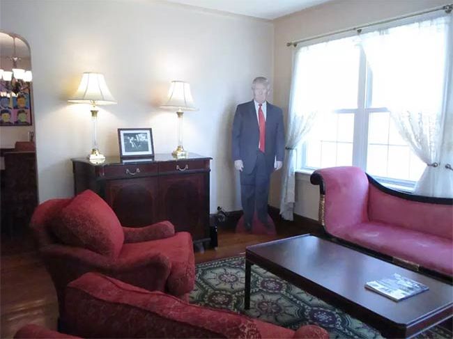 Donald-Trump-living-room